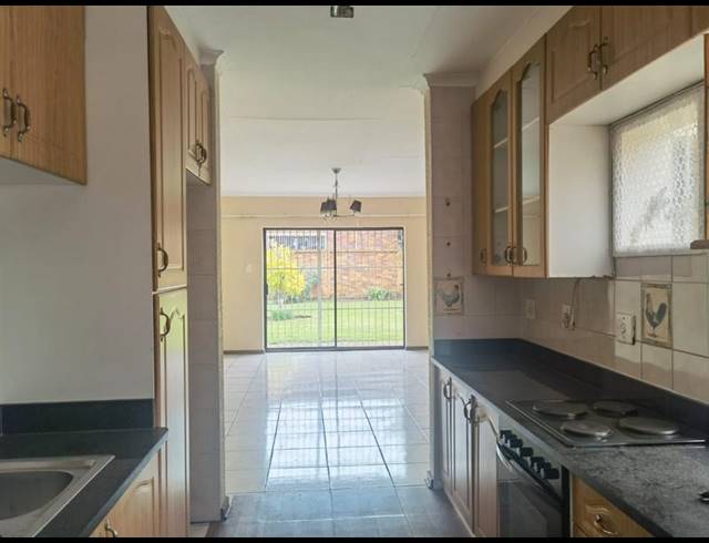 6 BEDROOM TOWNHOUSE FOR SALE IN SELCOURT